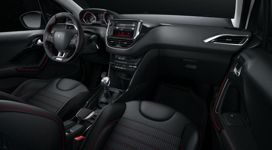 Торпедо Peugeot 2008 GT Line 2016 года  (фото 21 из 42)